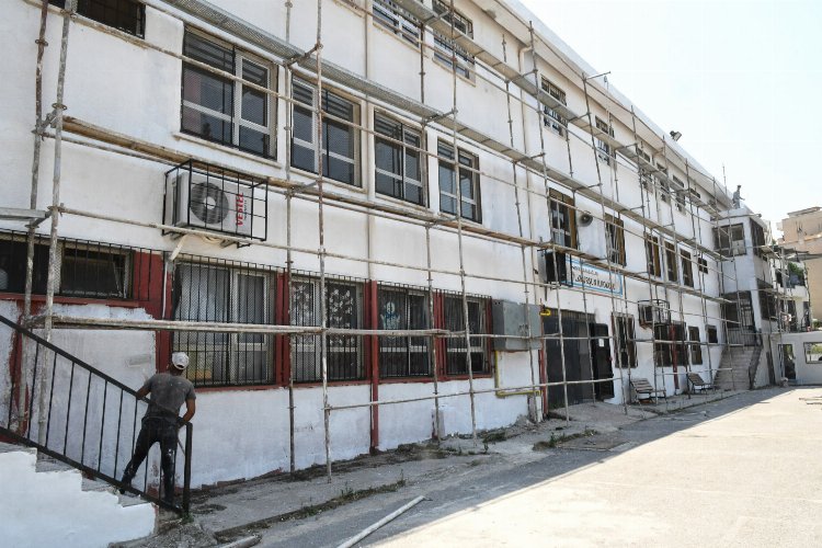 Karabağlar'da okullara 4 milyon TL'lik bakım onarım desteği -