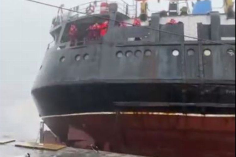 Karaya oturan gemideki tüm persenel tahliye edildi -
