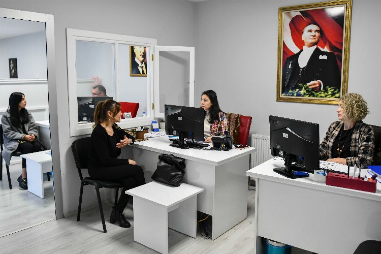 Kariyer Merkezi depremzedelere iş buluyor -