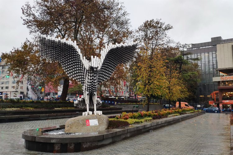 Kartal heykeli meydana yakıştı -