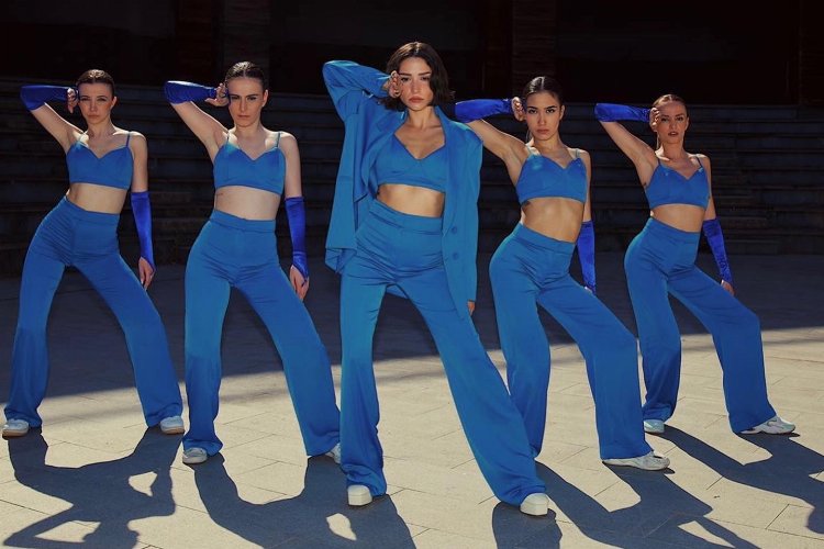Katerina Ekşioğlu'nun koleksiyonu Zeynep Bastık klibinde -