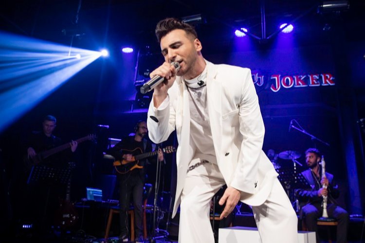 Kaya gibi performans -