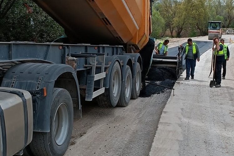 Kayseri Akkışla'da sıcak asfalt çalışması -