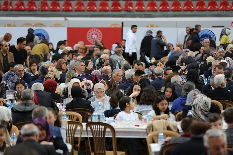 Kayseri bürokrasisi gazi ve depremzedelerle iftarda buluştu -