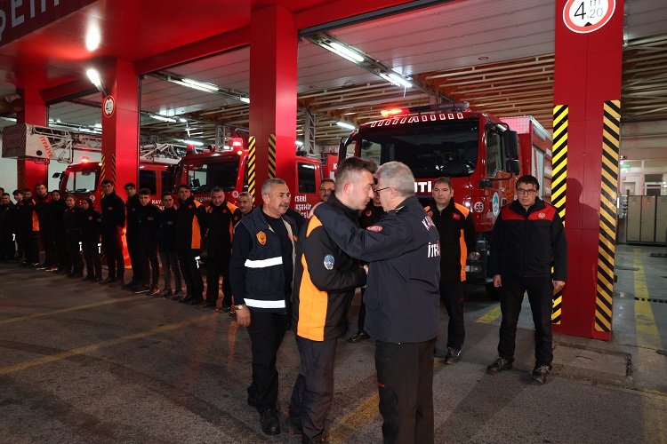 Kayseri Büyükşehir Antalya'da sel yaraları sarıyor -