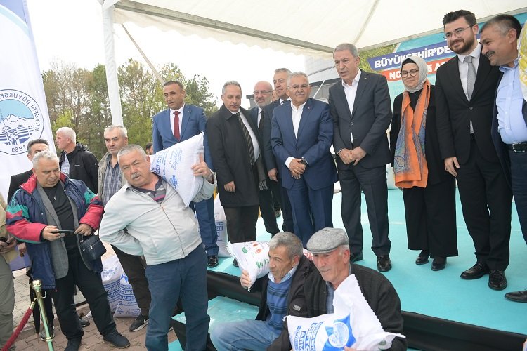 Kayseri Büyükşehir'den çiftçiye tohum desteği -