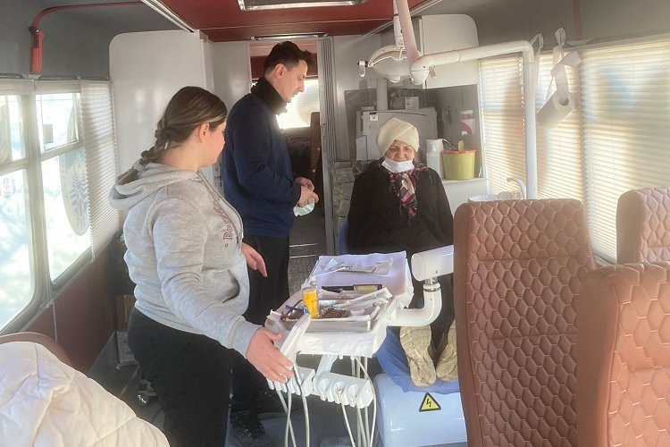 Kayseri Büyükşehir'den depremzedelere diş hizmeti -