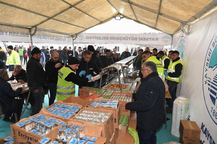 Kayseri Büyükşehir'den depremzedelere mobil mutfak -