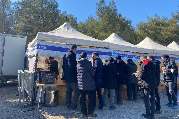 Kayseri Büyükşehir'den depremzedelere sıcak yemek ikramı -
