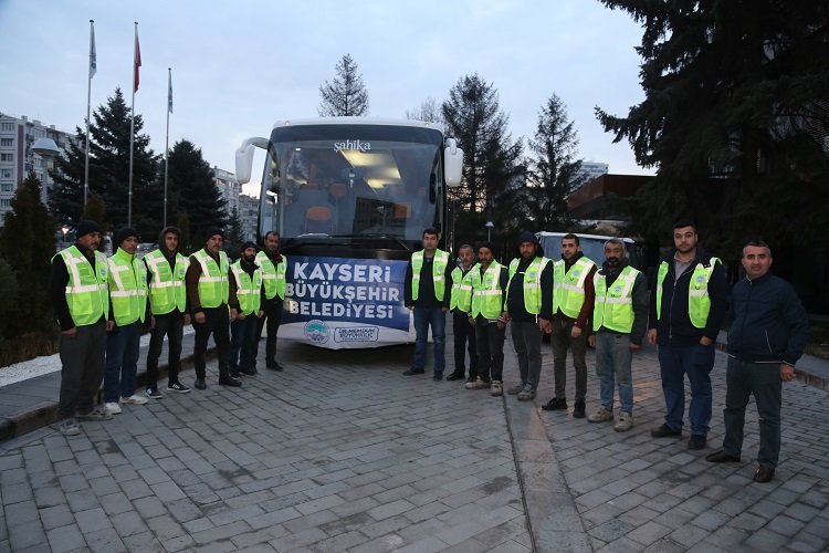 Kayseri Büyükşehir'den Elbistan'daki konteynere parke -