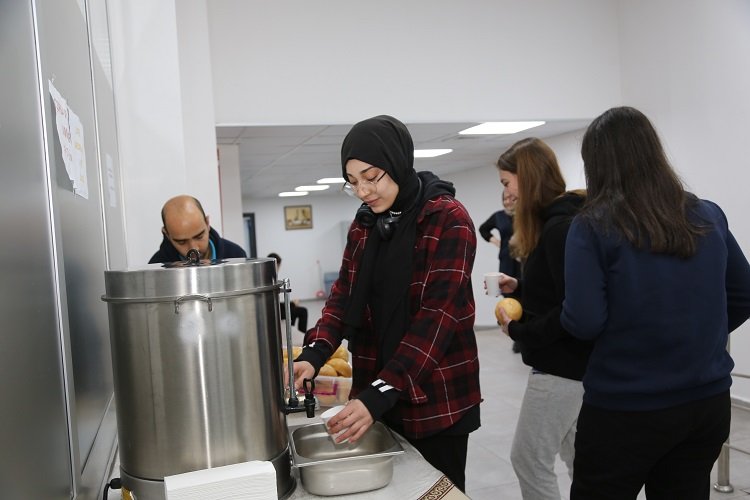 Kayseri Büyükşehir'den gençlere bardakta çorba -