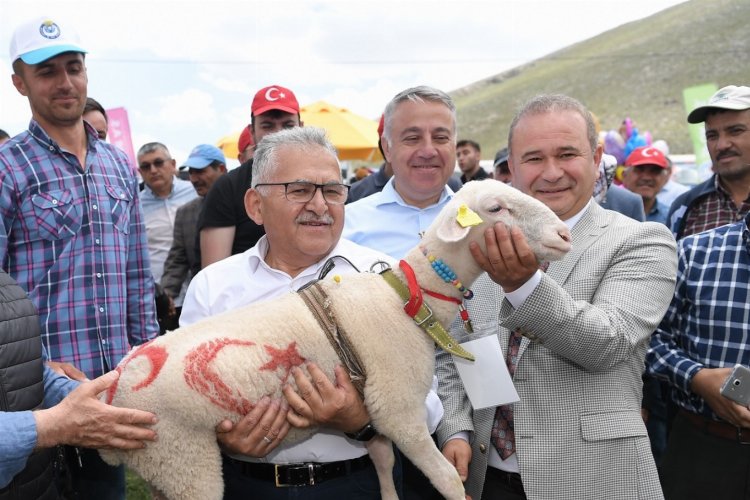 Kayseri Büyükşehir'den süt üreticilerine destek -