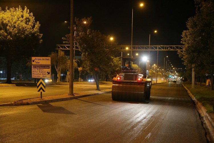 Kayseri Büyükşehir'dn asfaltta gece mesaisi -