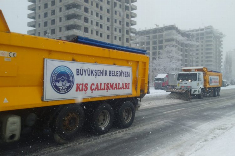 Kayseri Büyükşehir'den aralıksız karla mücadele çalışması -