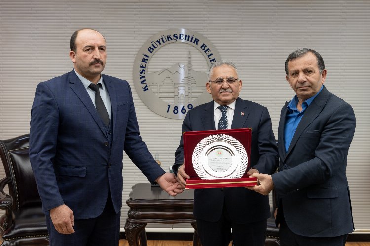 Kayseri'de Başkan Büyükkılıç'a Tomarza çiftçileri adına 'Teşekkür' plaketi -