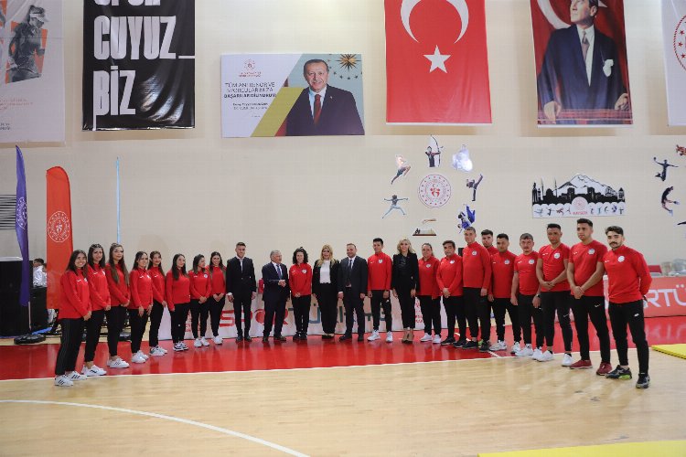 Kayseri'de Başkan Büyükkılıç, Vali Çiçek ile 19 Mayıs kutlamalarına katıldı -