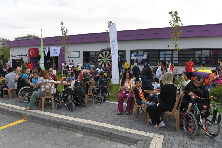 Kayseri'de 'engelsiz' bahar şenliği -