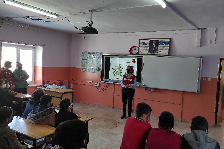 Kayseri'de jandarma uyuşturucudan korunma için okullarda eğitim veriyor -