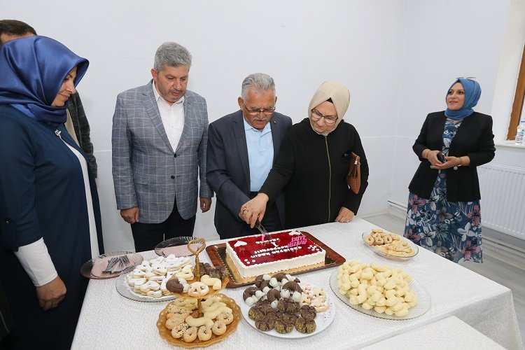 Kayseri'de kadın kooperatifinden gilaburulu pasta sürprizi -