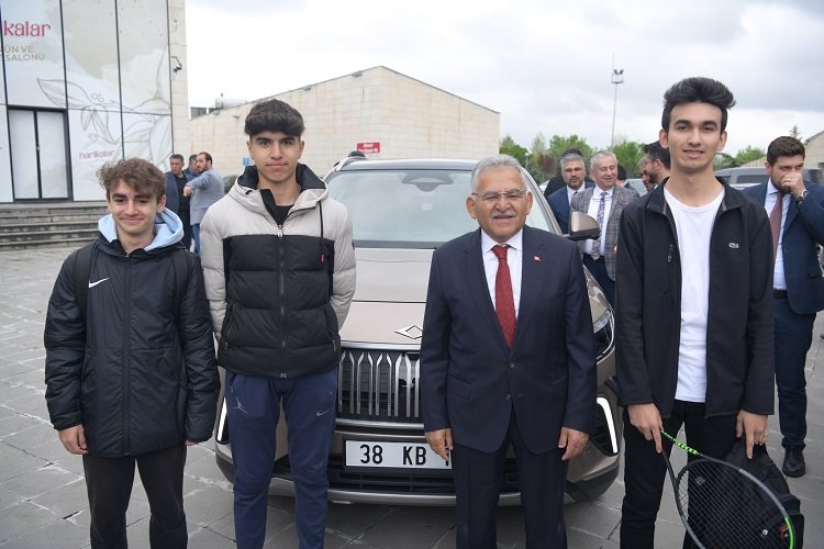 Kayseri'de öğrenciler Togg'la şehri turladı -