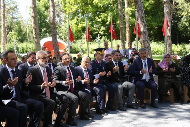 Kayseri'de şehitlere dua ve karanfil -
