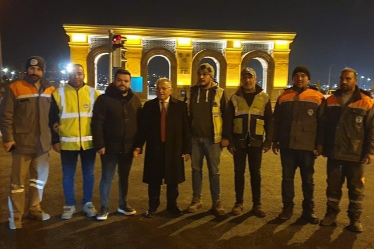 Kayseri'de Üniversite Kavşağı'nda gece mesaisi -