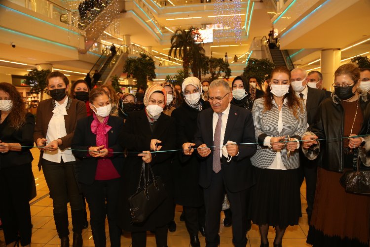 Kayseri'de 'Özel Tasarım Deri Aksesuarları' sergisi açıldı -