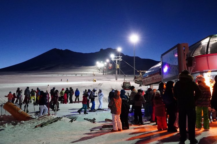 Kayseri Erciyes'te gece kayağı keyfi -