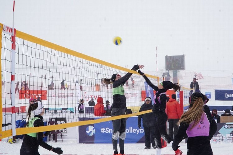 Kayseri Erciyes'te kar voleybolu heyecanı -