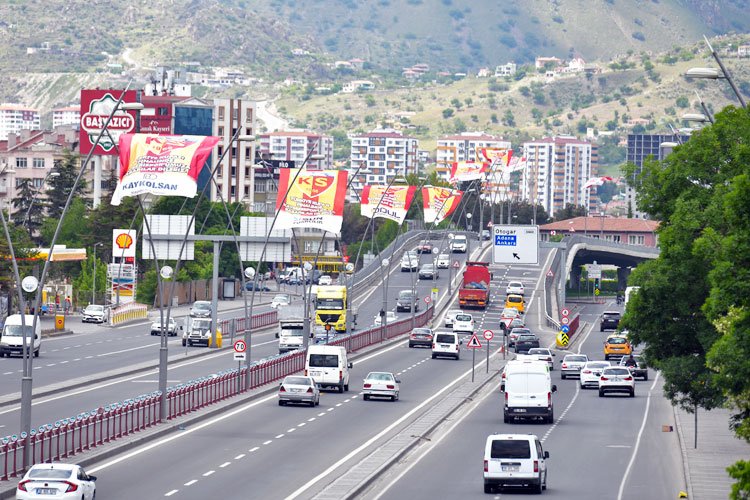 Kayseri final için tek yürek... Şehir sarı-kırmızıya boyandı -