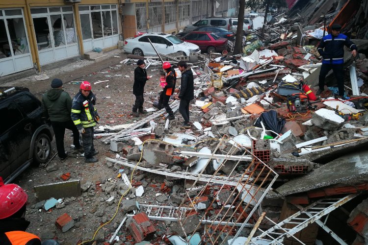 Kayseri itfaiyesi 34 vatandaşı enkazdan çıkardı -