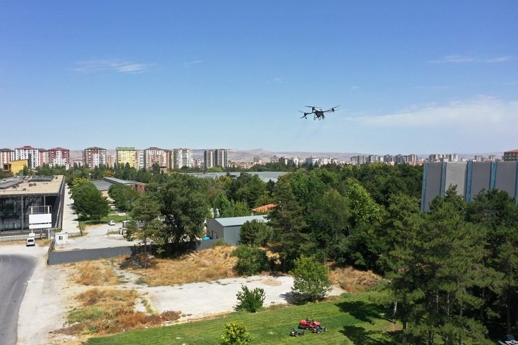 Kayseri Kocasinan'da droneli ilaçlama -