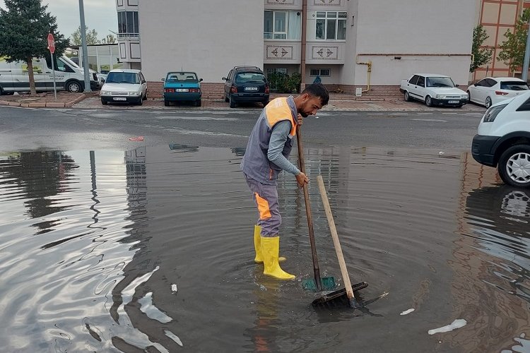 Kayseri Melikgazi Belediyesi ekiplerinden yağış seferberliği -