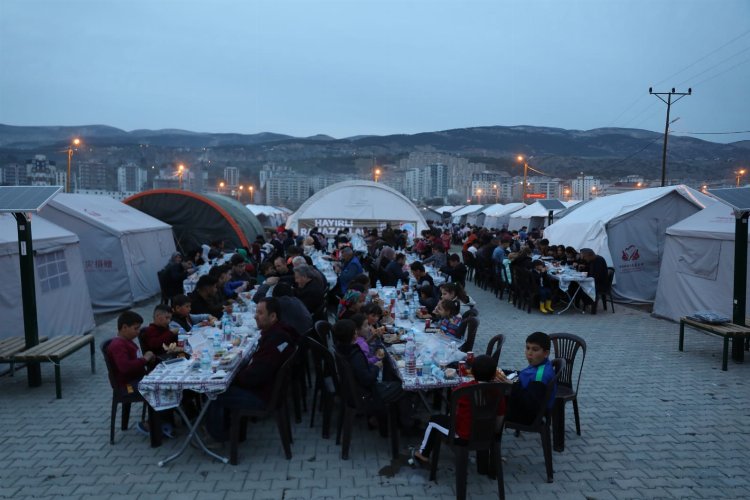 Kayseri Melikgazi Belediyesi'nden çadırkentte iftar sofrası -