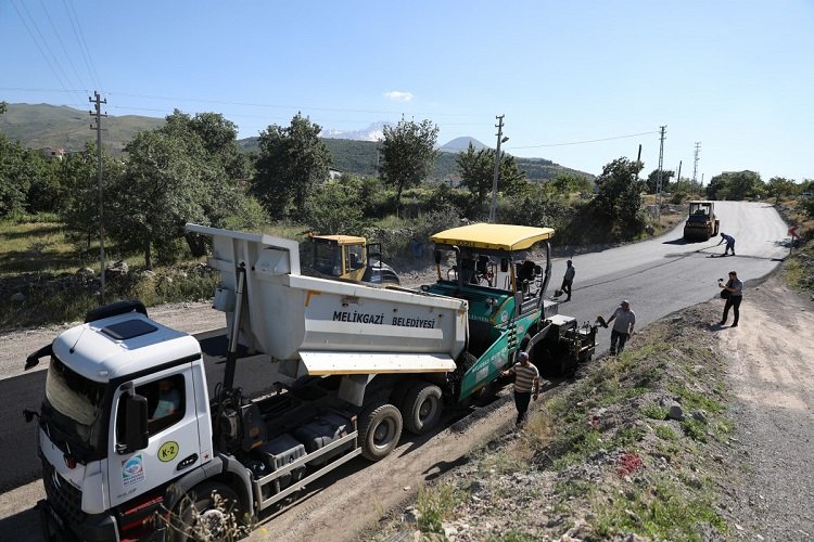 Kayseri Melikgazi'de asfalt çalışmaları hız kesmiyor -
