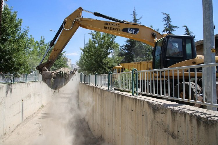 Kayseri Melikgazi'de kanallara temizlik -