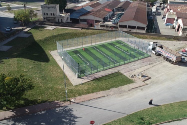 Kayseri Melikgazi'den gençlere futbol sahası -