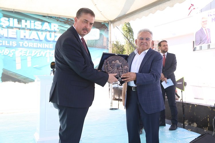 Kayseri'nin 'orkestra şefi' Memduh Büyükkılıç -