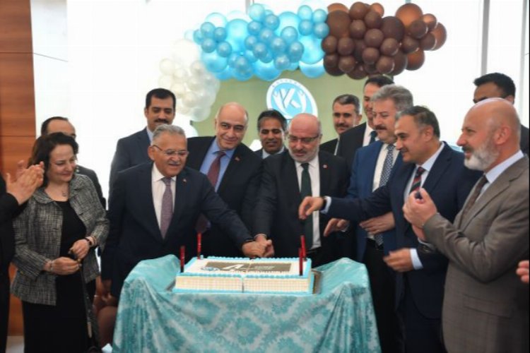 Kayseri Üniversitesi'nin 4. yılı için pasta kesildi -
