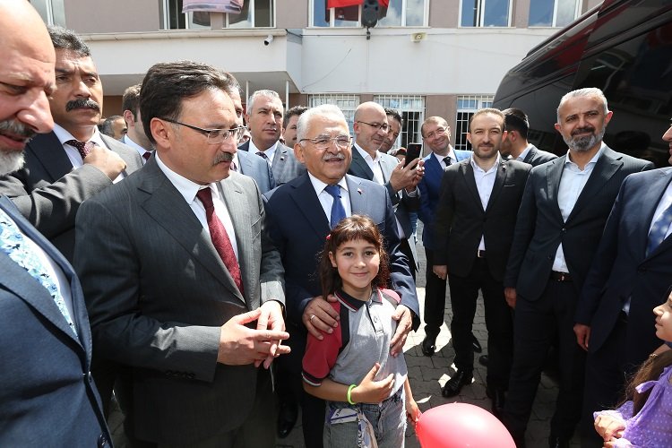 Kayseri protokolü karne sevincine ortak oldu -