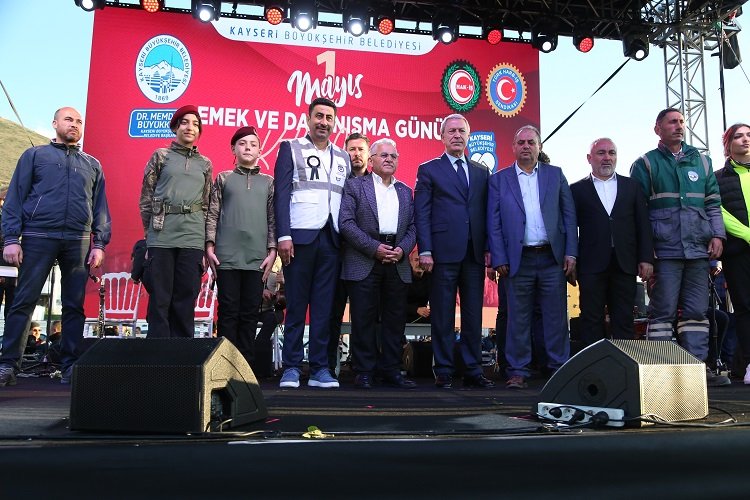 Kayseri protokolü konserde halkla buluştu -