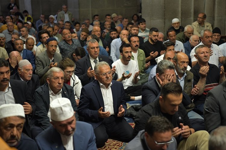 Kayseri protokolü vatandaşlarla bayramlaştı -