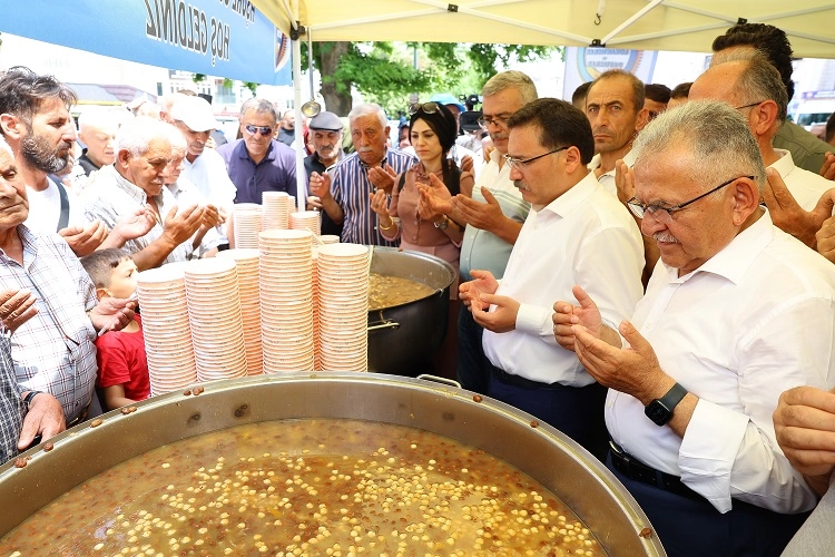 Kayseri protokolünden aşure dağıtımı -