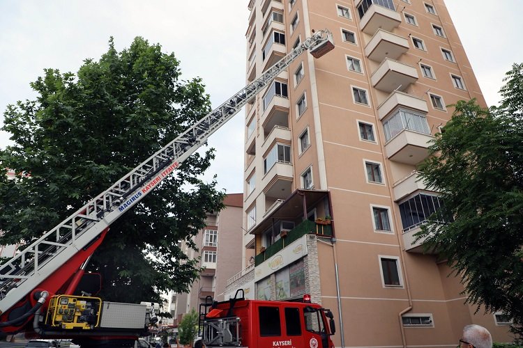 Kayseri Talas'ta arılar oğul verdi -
