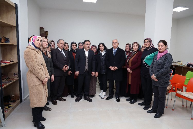 Kayseri Talas'ta deri çanta mesaisi -