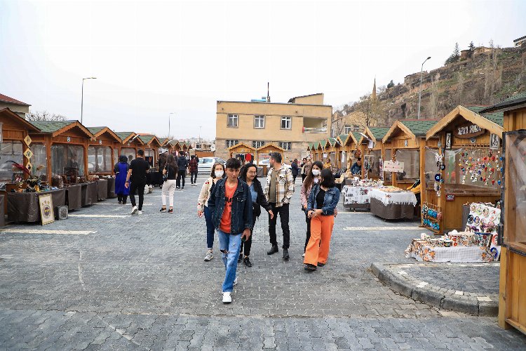 Kayseri Talas'ta Maharetli Eller Kadın Üretici Pazarı’na yoğun ilgi -