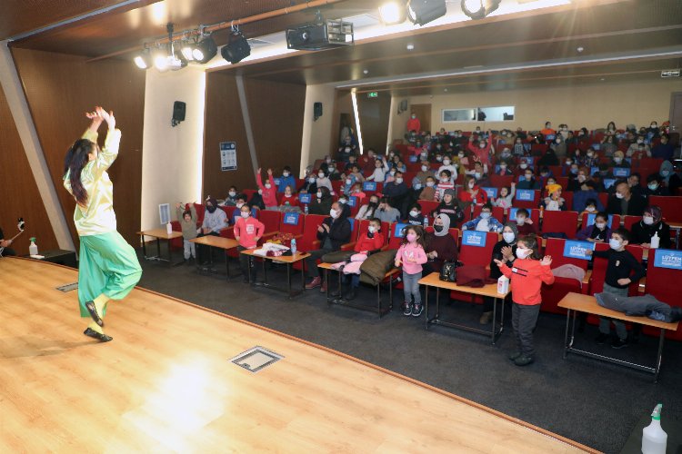 Kayseri Talas'ta çocuklara tiyatro hediyesi -