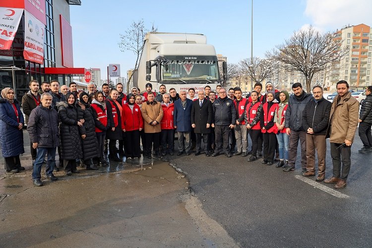 Kayseri Talas'tan deprem bölgesine 4'.üncü tır -