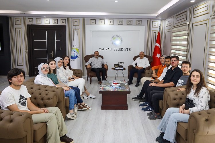 Kayseri Yahyalı'dan yeni üniversitelilere tebrik -