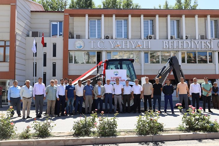 Kayseri Yahyalı'ya yeni kazıcı yükleyici -